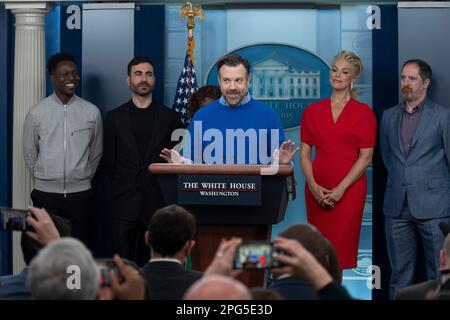 Washington, DC. 20th mars 2023. L'acteur Jason Sudeikis, debout avec d'autres acteurs de la série Ted Lasso parle aux médias dans la salle d'information de la Maison Blanche à Washington, DC, on 20 mars 2023. Les acteurs étaient à la Maison Blanche pour rencontrer le président des États-Unis, Joe Biden, et la première dame, le Dr Jill Biden, au sujet de l'importance de traiter les problèmes de santé mentale. Photo de gauche, Toheeb Jimoh, Brett Goldstein, Karine Jean-Pierre, Jason Sudeikis, Hannah Waddingham et Brendan Hunt. Credit: Chris Kleponis/CNP/dpa/Alay Live News Banque D'Images