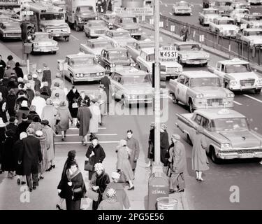 1960S INTERSECTION DE BROADWAY ET 45TH RUES À TIMES SQUARE HOMMES ET FEMMES PIÉTONS VOITURES TAXIS NEW YORK CITY NEW YORK USA - R1700 HAR001 HARS ETATS-UNIS D'AMÉRIQUE AUTOMOBILE MÂLES PIÉTONS TRANSPORT B&W HIVER MIDTOWN PIÉTON ANGLE ÉLEVÉ INTERSECTION ET AUTOS EXCITATION DIRECTION NYC TAXI TAXI NEW YORK AUTOMOBILES VILLES VÉHICULES NEW YORK CITY TIMES SQUARE BROADWAY COOPÉRATION TAXIS 45TH TAXIS NOIR ET BLANC HAR001 WEST SIDE À L'ANCIENNE Banque D'Images