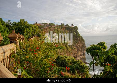 Rivage près du temple d'Uluwatu, sud de Bali, Indonésie Banque D'Images