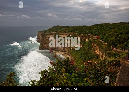 Rivage près du temple d'Uluwatu, sud de Bali, Indonésie Banque D'Images