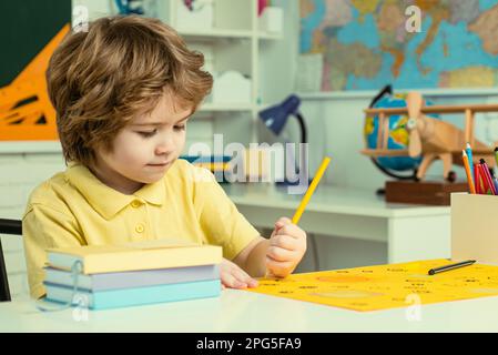 Retour à l'école. Un élève souriant se présente à la réception. Portrait de l'élève en classe. Enseignement individuel. Tutorat individuel. Banque D'Images