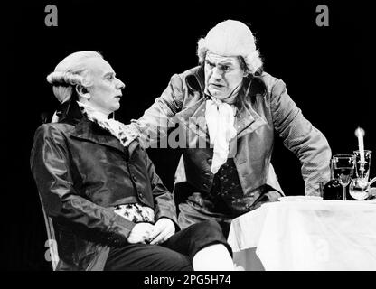 l-r: Ian McDiarmid (Maximilien Robespierre), Brian Cox (Georges-Jacques Danton) dans L'AFFAIRE DANTON par PAM Gems à la Royal Shakespeare Company (RSC), Barbican Theatre, Londres EC2 15/07/1986 Set design: Farrah costumes: Judith Bland éclairage: Mick Hughes directeur: Ron Daniels Banque D'Images