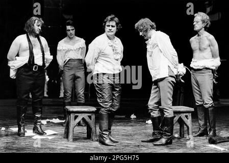 l-r: Campbell Morrison (General Westermann), Garry Cooper (Delacroix), Brian Cox (Georges-Jacques Danton), Tom Mannion (Camille Desmoulins), Julian Curry (Philippeaux) dans L'AFFAIRE DANTON par PAM Gems à la Royal Shakespeare Company (RSC), Barbican Theatre, Londres EC2 15/07/1986 ensemble design: Farrah Hughes (Philippeaux) dans L'AFFAIRE DANTON: Judith Miches Directeur de l'éclairage: Ron Daniels Banque D'Images