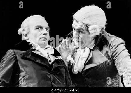 l-r: Ian McDiarmid (Maximilien Robespierre), Brian Cox (Georges-Jacques Danton) dans L'AFFAIRE DANTON par PAM Gems à la Royal Shakespeare Company (RSC), Barbican Theatre, Londres EC2 15/07/1986 Set design: Farrah costumes: Judith Bland éclairage: Mick Hughes directeur: Ron Daniels Banque D'Images