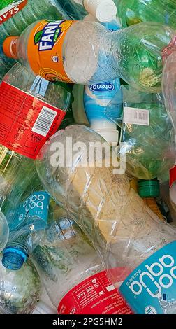 Bouteilles en plastique en grandes quantités Banque D'Images