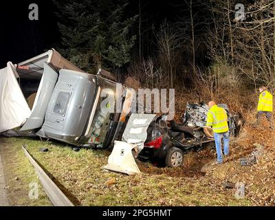 20 mars 2023, Bade-Wurtemberg, Villingen-Schwenningen: L'épave d'une voiture impliquée dans un accident se trouve à côté d'un camion sur le B27. Un conducteur de 41 ans est décédé lors d'un accident survenu le B27 à Villingen-Schwenningen. Selon la police, sa voiture s'était écrasée dans un camion articulé lundi soir. Le chariot l'a partiellement enterré et s'est incliné sur le côté. En conséquence, la voiture de naufrage a pris feu, a-t-elle dit. Les pompiers ont éteint les flammes, mais pour l'homme toute aide est venue trop tard. Il est mort sur les lieux de l'accident. La cause de l'accident n'était pas claire au départ. Photo: Christian Banque D'Images