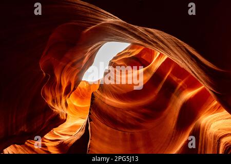 Antelope Canyon est un canyon de fente à page, en Arizona. Elle a été façonnée par l'érosion de l'eau et du vent au fil des millions d'années. Banque D'Images