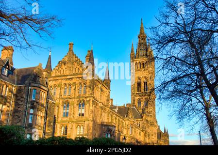 Le bâtiment principal ensoleillé de l'université de Glasgow et sa tour d'horloge gothique au soleil Banque D'Images