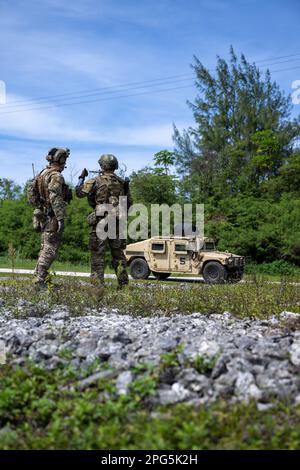 SANTA RITA, Guam (28 février 2023) les marins affectés à l'unité mobile d'élimination des explosifs d'artillerie (EODMU) 5 effectuent des opérations simulées de récupération de drones au cours d'un exercice d'entraînement sur le terrain à bord de la base navale de Guam. EODMU-5 est affecté au commandant de la Force opérationnelle 75, qui exécute le commandement et le contrôle des forces expéditionnaires de la Marine dans la zone d’opérations de la flotte 7th. Ils planifient et exécutent la construction navale, la logistique expéditionnaire, l'élimination des explosifs d'artillerie, la sécurité expéditionnaire maritime et les forces d'exploitation affectées au commandant de la flotte 7th pour l'intervention en cas de crise, l'assistance humanitaire Banque D'Images