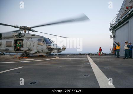 MER DES PHILIPPINES (11 mars 2023) un hélicoptère MH-60R Sea Hawk, affecté aux « seigneurs de guerre » de HSM-51, dévole du pont de vol du croiseur à missiles guidés de classe Ticonderoga USS Shiloh (CG 67) dans la mer des Philippines, au 11 mars. Shiloh est affecté au Commandant de la Force opérationnelle (CTF) 70 et est déployé à Yokosuka, au Japon, pour soutenir la sécurité des États-Unis et de leurs alliés dans l'Indo-Pacifique. (É.-U. Photo de la marine par le spécialiste des communications de masse 2nd classe Arthur Rosen) Banque D'Images