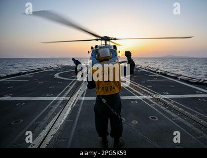 MER DES PHILIPPINES (11 mars 2023) un hélicoptère MH-60R Sea Hawk, affecté aux « seigneurs de guerre » de HSM-51, dévole du pont de vol du croiseur à missiles guidés de classe Ticonderoga USS Shiloh (CG 67) dans la mer des Philippines, au 11 mars. Shiloh est affecté au Commandant de la Force opérationnelle (CTF) 70 et est déployé à Yokosuka, au Japon, pour soutenir la sécurité des États-Unis et de leurs alliés dans l'Indo-Pacifique. (É.-U. Photo de la marine par le spécialiste des communications de masse 2nd classe Arthur Rosen) Banque D'Images