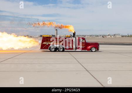 Mark Smith se produit dans le camion d'incendie After Shock Jet lors de la station aérienne du corps des Marines (MCAS) Yuma Airshow 2023 à l'installation, Arizona, 11 mars 2023. LES MCA Yuma ont accueilli la communauté locale et ont profité de l'occasion pour les remercier de leur soutien continu à la station aérienne et aux membres du service. (É.-U. Photo du corps marin par lance Cpl. Jade K. Venegas) Banque D'Images