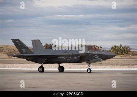 ÉTATS-UNIS Corps maritime le major Michael Frazer, pilote de l'escadron d'attaque de chasseurs marins 502 (VMFA-502), répète dans un F-35B Lightning II pour la station aérienne du corps maritime, exposition aérienne de Yuma à l'installation, Arizona, 10 mars 2023. La répétition comprenait des spectacles et des expositions éducatives d'avions militaires. (É.-U. Photo du corps marin par lance Cpl. Gideon M. Schippers) Banque D'Images