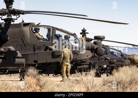 Un équipage d'hélicoptère AH-64E Apache affecté au 1-229th Attack Battalion, 16th combat Aviation Brigade, communique avec un chef d'équipage au Orchard combat Training Center, Idaho, le 17 mars 2023. L'unité a été formée sur les armes aériennes individuelles et d'équipe en préparation aux exercices conjoints combinés à venir en été. (É.-U. Photo de l'armée par le capitaine Kyle Abraham, 16th Brigade de l'aviation de combat) Banque D'Images