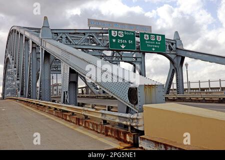 Le Veterans Memorial Bridge, ouvert en 1917, à Cleveland, Ohio, en direction de l'ouest vers West 25th Street, relie le centre-ville à l'ouest. Banque D'Images