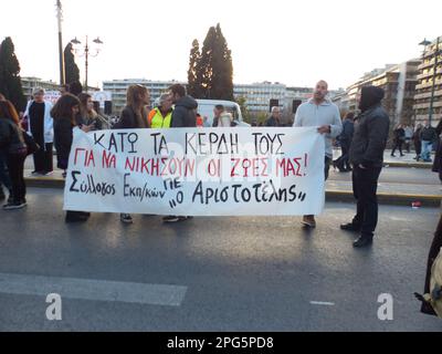 Athènes, Grèce, 20 mars 2023. Place Syntagma et Parlement grec, Athènes, 20 mars 2023. Poursuivant le suivi des plus grandes manifestations de masse de la semaine dernière depuis la crise initiale de la zone euro qui a touché l'économie grecque il y a près de 17 ans, Les troubles publics actuels à Athènes ont été concentrés sur la colère des syndicats grecs et de l'électorat général face à l'intention du Parlement de privatiser l'approvisionnement municipal en eau de la Grèce. Avec une longue histoire d'eau contaminée et d'échecs de gestion qui ont eu des répercussions sur les réseaux publics d'aqueduc et leurs employés syndiqués, les protestations de l'électorat sont fades Banque D'Images