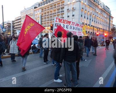 Athènes, Grèce, 20 mars 2023. Place Syntagma et Parlement grec, Athènes, 20 mars 2023. Poursuivant le suivi des plus grandes manifestations de masse de la semaine dernière depuis la crise initiale de la zone euro qui a touché l'économie grecque il y a près de 17 ans, Les troubles publics actuels à Athènes ont été concentrés sur la colère des syndicats grecs et de l'électorat général face à l'intention du Parlement de privatiser l'approvisionnement municipal en eau de la Grèce. Avec une longue histoire d'eau contaminée et d'échecs de gestion qui ont eu des répercussions sur les réseaux publics d'aqueduc et leurs employés syndiqués, les protestations de l'électorat sont fades Banque D'Images