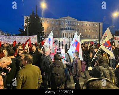 Athènes, Grèce, 20 mars 2023. Place Syntagma et Parlement grec, Athènes, 20 mars 2023. Poursuivant le suivi des plus grandes manifestations de masse de la semaine dernière depuis la crise initiale de la zone euro qui a touché l'économie grecque il y a près de 17 ans, Les troubles publics actuels à Athènes ont été concentrés sur la colère des syndicats grecs et de l'électorat général face à l'intention du Parlement de privatiser l'approvisionnement municipal en eau de la Grèce. Avec une longue histoire d'eau contaminée et d'échecs de gestion qui ont eu des répercussions sur les réseaux publics d'aqueduc et leurs employés syndiqués, les protestations de l'électorat sont fades Banque D'Images