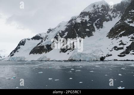 En traversant le chenal étroit de Lemaire en Antarctique à bord d'un bateau de croisière Banque D'Images