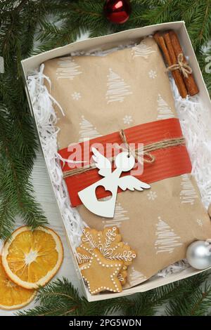 Emballage de Noël Stollen dans une boîte et décoration sur la table, plat Banque D'Images