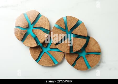 Dessous de verre en bois élégant sur une table en marbre blanc, pose plate Banque D'Images