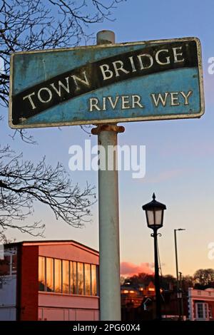 Pont de la ville, panneau River Wey, Bridge Street, Godalming, Waverley Borough Council, Surrey, Angleterre, Royaume-Uni, GU7 1HP Banque D'Images