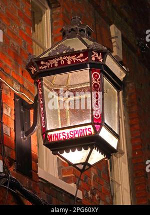 The Kings Arms and Royal Hotel au crépuscule, enseignes et luminaires, 22-25, High Street, Godalming, Surrey, ANGLETERRE, ROYAUME-UNI, GU7 1EB Banque D'Images