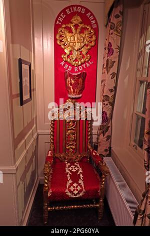 Une grande chaise royale rouge et or, à l'hôtel Kings Arms and Royal, 22-25 High Street, Godalming, Waverley, Surrey, ANGLETERRE, ROYAUME-UNI, GU7 1EB Banque D'Images