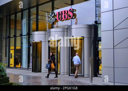 Londres, Royaume-Uni. 20th mars 2023. Vue extérieure du siège de l'UBS à Liverpool Street. Il a été annoncé que le géant bancaire suisse devait acquérir Rival Credit Suisse dans le cadre d'un accord d'urgence visant à calmer les marchés financiers. Crédit : onzième heure Photographie/Alamy Live News Banque D'Images