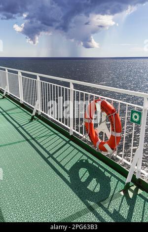 Vue sur les nuages de tempête depuis la terrasse d'un ferry, îles Aland, Golfe de Bothnia, Mer Baltique, Finlande Banque D'Images