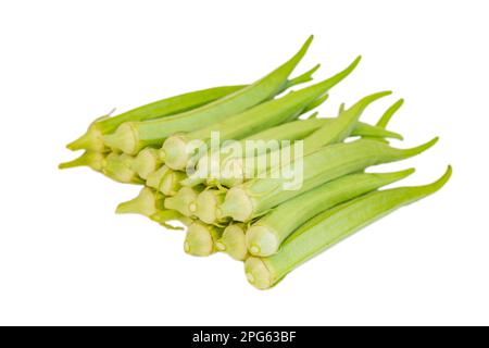 Okra vert frais (Okro Abelmoschus esculentus) isolé sur blanc Banque D'Images