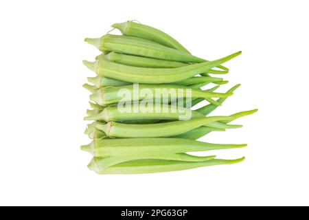 Okra vert frais (Okro Abelmoschus esculentus) isolé sur blanc Banque D'Images