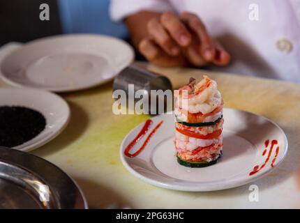 La tour de crevettes et de crabe est presque prête à être servie Banque D'Images