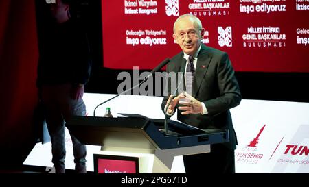 19 mars 2023, Izmir, Turquie, Turquie : candidat à la présidence de l'Alliance nationale et président du Parti populaire républicain (CHP) Kemal Kilicdaroglu, président du Parti démocratie et progrès (DEVA) Ali Babacan, président du Parti démocrate Gultekin Uysal, président du Parti futur (GP) Ahmet Davutoglu, président du Parti Felicity (SP) Temel Karamollaoglu et président du Parti Good (y? Le vice-président Umit Ozlale a assisté à la ''Réunion des présidents généraux de l'Alliance de la Nation'' qui s'est tenue dans le cadre du Congrès économique du deuxième siècle. La Nation Alliance est une alliance électorale et politique en Turquie, composée de six oppos Banque D'Images