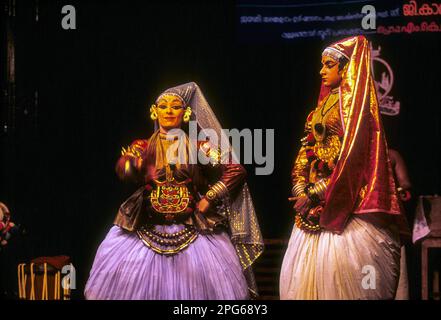 Personnage radiant de Minukku les personnages féminins sont également exécutés par des hommes en danse Kathakali, Kerala Kalamandalam à Cheruthuruthy ou Vallathol Banque D'Images