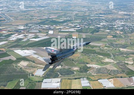 Avion de chasse MIG-29 de la Force aérienne polonaise survolant la campagne turque pendant un vol aérien Banque D'Images