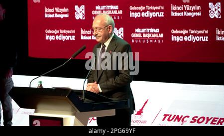 19 mars 2023, Izmir, Turquie, Turquie : candidat à la présidence de l'Alliance nationale et président du Parti populaire républicain (CHP) Kemal Kilicdaroglu, président du Parti démocratie et progrès (DEVA) Ali Babacan, président du Parti démocrate Gultekin Uysal, président du Parti futur (GP) Ahmet Davutoglu, président du Parti Felicity (SP) Temel Karamollaoglu et président du Parti Good (y? Le vice-président Umit Ozlale a assisté à la ''Réunion des présidents généraux de l'Alliance de la Nation'' qui s'est tenue dans le cadre du Congrès économique du deuxième siècle. La Nation Alliance est une alliance électorale et politique en Turquie, composée de six oppos Banque D'Images