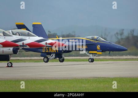 Point Mugu, Californie / Etats-Unis - 18 mars 2023: Un Etats-Unis Navy Blue Angels, équipe de démonstration de vol F-18, qui passe devant une rangée de Thunderbirds de la Force aérienne. Banque D'Images