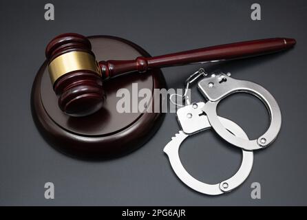 Jugez les menottes de gavel sur fond noir Banque D'Images