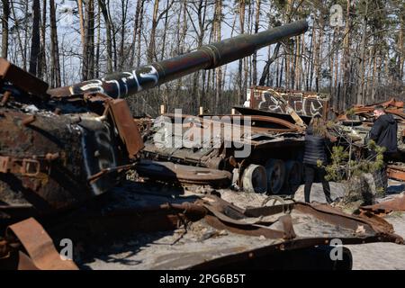 Dmytrovka, Ukraine. 15th mars 2023. On voit des gens qui regardent l'équipement militaire cassé de la Fédération de Russie dans le village de Dmytrovka. (Credit image: © Maksym Polischchuk/SOPA Images via ZUMA Press Wire) USAGE ÉDITORIAL SEULEMENT! Non destiné À un usage commercial ! Banque D'Images