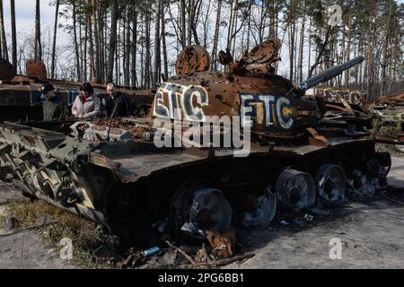 Dmytrovka, Ukraine. 15th mars 2023. On voit des gens qui regardent l'équipement militaire cassé de la Fédération de Russie dans le village de Dmytrovka. (Credit image: © Maksym Polischchuk/SOPA Images via ZUMA Press Wire) USAGE ÉDITORIAL SEULEMENT! Non destiné À un usage commercial ! Banque D'Images