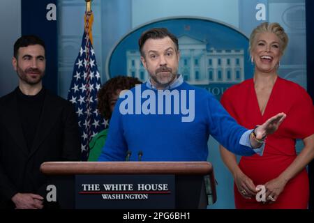 20 mars 2023, Washington, District de Columbia, Etats-Unis: L'acteur Jason Sudeikis, debout avec d'autres membres de la troupe la série Ted Lasso parle aux médias dans la salle d'information à la Maison Blanche à Washington, DC, on 20 mars 2023. Les acteurs étaient à la Maison Blanche pour rencontrer le président des États-Unis Joe Biden et la première dame Dr. Jill Biden sur l'importance de traiter les problèmes de santé mentale (Credit image: © Chris Kleponis/CNP via ZUMA Press Wire) USAGE ÉDITORIAL SEULEMENT! Non destiné À un usage commercial ! Banque D'Images