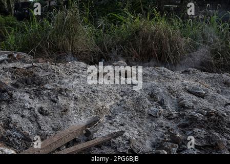 pile de cendres sur le sol de la benne à ordures Banque D'Images