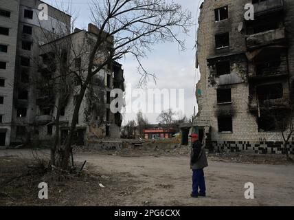 Borodyanka, Ukraine. 20th mars 2023. Un homme regarde un immeuble d'appartements détruit par les forces russes dans la ville de Borodyanka, dans la région de Kiev. Crédit : SOPA Images Limited/Alamy Live News Banque D'Images