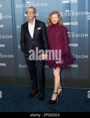 Alan Ruck et Mireille Enos assistent à la première saison 4 de la « concession » d'HBO au Jazz au Lincoln Center de New York sur 20 mars 2023 Banque D'Images