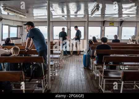 Koh Chang, Thaïlande. 13th mars 2023. Les voyageurs attendent le départ sur le ferry qui les conduira à l'île touristique de Koh Chang. La vie quotidienne sur Koh Chang, l'une des plus grandes îles de Thaïlande, le pays équilibre la durabilité avec le retour du tourisme de masse, une composante essentielle du développement économique de la Thaïlande. (Photo de Nathalie Jamois/SOPA Images/Sipa USA) crédit: SIPA USA/Alay Live News Banque D'Images