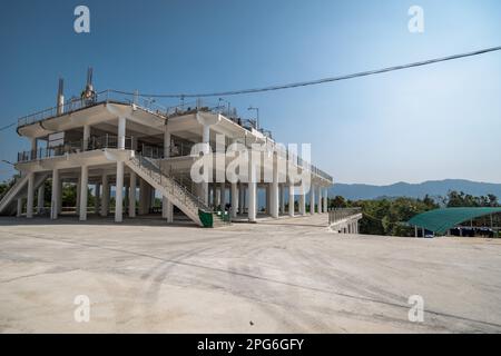 Koh Chang, Thaïlande. 14th mars 2023. Situé au sommet du temple de Wat Pa Rongtharn, ce point de vue et le futur Grand Bouddha qui l'occupera sont actuellement en construction, près du village de pêcheurs de Salak Phet, une communauté rurale locale, dans le coin sud-est de Koh Chang. La vie quotidienne sur Koh Chang, l'une des plus grandes îles de Thaïlande, le pays équilibre la durabilité avec le retour du tourisme de masse, une composante essentielle du développement économique de la Thaïlande. (Photo de Nathalie Jamois/SOPA Images/Sipa USA) crédit: SIPA USA/Alay Live News Banque D'Images