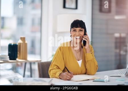 Conclure la vente par téléphone. Portrait court d'une jeune femme d'affaires attirante assise seule dans son bureau et utilisant son téléphone portable. Banque D'Images