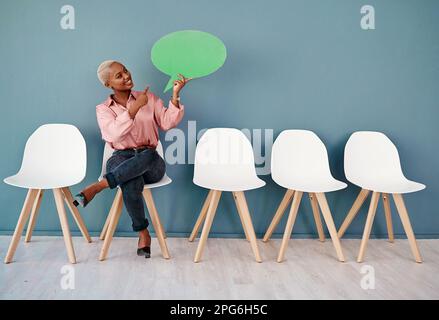 Vous savez de quoi parle la messagerie instantanée. Photo en studio d'une jeune femme d'affaires attirante pointant vers une bulle d'expression tout en se plaçant dans la ligne contre un gris Banque D'Images