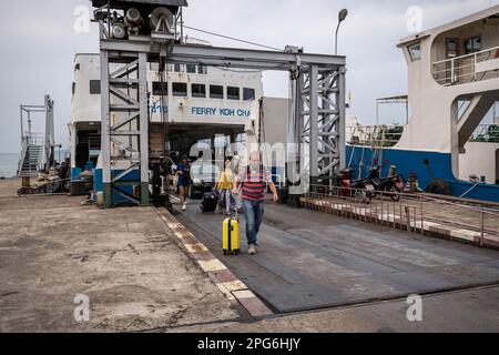 Koh Chang, Trat, Thaïlande. 13th mars 2023. Les touristes débarquent du ferry à Koh Chang qui est situé à 350 km de Bangkok et la plus populaire des îles de l'est de la Thaïlande. La vie quotidienne sur Koh Chang, l'une des plus grandes îles de Thaïlande, le pays équilibre la durabilité avec le retour du tourisme de masse, une composante essentielle du développement économique de la Thaïlande. (Credit image: © Nathalie Jamois/SOPA Images via ZUMA Press Wire) USAGE ÉDITORIAL SEULEMENT! Non destiné À un usage commercial ! Banque D'Images